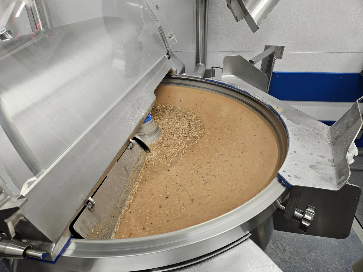 Schübligmasse in einer grossen Maschine